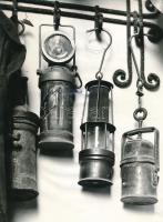 1975 Tamás József: Lámpás csendélet című vintage fotója, feliratozva, ezüst zselatinos fotópapíron; a kép a Népművelési Intézet által, Zalaegerszegen megrendezett központi fotós alkotótelep (eredeti fotókat tartalmazó) albumából származik, a kép felülete hullámos, 24x18 cm