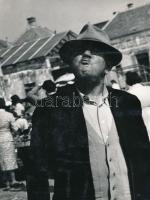 1962 Fazekas Margit budapesti fotóművész ,,Olyan édes" című, pecséttel jelzett, vintage alkotása, feliratozva, ezüst zselatinos fotópapíron; a kép a Népművelési Intézet által, Veszprémben megrendezett központi fotós alkotótelep (eredeti fotókat tartalmazó) albumából származik, 24x18 cm