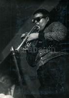 1962 Szentkuthy Istvánné fotóművész ,,Teli tüdővel" című vintage alkotása, feliratozva, ezüst zselatinos fotópapíron; a kép a Népművelési Intézet által, Veszprémben megrendezett központi fotós alkotótelep (eredeti fotókat tartalmazó) albumából származik, felületén kopásnyomok, 25x18,2 cm