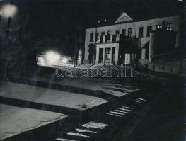 1962 Tóth István szekszárdi fotóművész ,,Esti fények" című vintage alkotása, feliratozva, ezüst zselatinos fotópapíron; a kép a Népművelési Intézet által, Veszprémben megrendezett központi fotós alkotótelep (eredeti fotókat tartalmazó) albumából származik, 18,2x24 cm