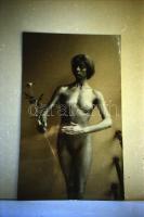 cca 1980-1995 Menesdorfer Lajos (1941-2005) budapesti fotóművész hagyatékából 60 db reprodukciós NEGATÍV, a kiállításokra küldött aktfotókról a szerző mindig másolatot (vizuális feljegyzést) készített, ezek szerepelnek most egy közös tételben, szolidan erotikus felvételek, 24x36 mm