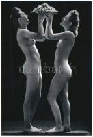 cca 1930 Szüret utáni áldozat Bacchusnak, szolidan erotikus felvétel, 1 db modern nagyítás Botta Dénes (1921-2010) budapesti fotóművész aktfotó gyűjteményéből, 15x10 cm