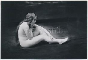 cca 1927 Demeter Károly (1892-1983) budapesti fényképész és fotóművész hagyatékából (párizsi aktfotó gyűjteményéből) 1 db modern nagyítás, 10x15 cm