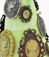 Gúla alakú felakasztható dísz műanyag kámeákkal, m: 13,5 cm