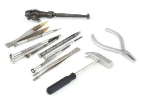 Fényképészeti tétel: különféle fényképezőgép szereléséhez használt szerszámok, közte érdekes darabokkal