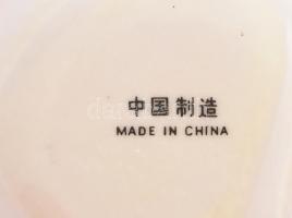 Kínai váza, gazdag festéssel díszített porcelán, jelzéssel, minimális kopottsággal, m: 20,5 cm