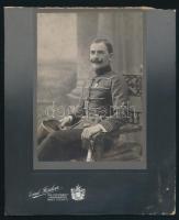 1906 Nagyszeben, Emil Fischer fényképészeti műtermében készült katonai, vintage fotó, hiányos, sérült kartonlapon, feliratozva, datálva, 20x16,8 cm