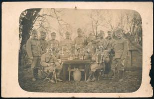 1916 K.u.K pecséttel jelzett, tábori postával Munkácsra küldött privát fotólap, katonai csoportkép, sérüléssel, 8,5x13,5 cm