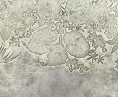 Meriden Company antik kínáló, anyagába préselt virágos mintával, jelzéssel, kis horpadással, d: 31 c...