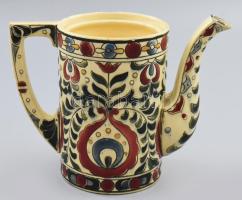 cca 1900 Körmöcbányai kiöntő, fedél nélkül. Korongozott és sablonnal formált részekből összeállított, kézzel festett mázas fajansz, masszába nyomott és festett jelzéssel, kopásokkal, m: 15 cm