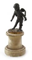 Puttó. Antik bronz szobor talapzaton, lába sérült, m: 13,5 cm