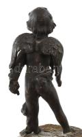 Puttó. Antik bronz szobor talapzaton, lába sérült, m: 13,5 cm