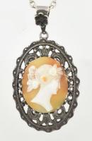 Ezüst (Ag) nyaklánc ezüst (Ag) medállal, befoglalt kámeával (23x20 mm), medál: 4x3 cm. Bruttó: 17,7 ...