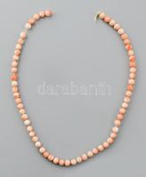 Csiszolt krémrózsaszín korall nyaklánc, h: 38 cm