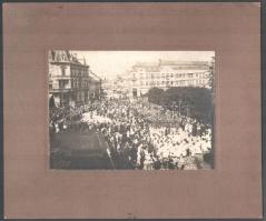 1914 Kaposvár, Széchenyi tér, háborúba vonuló katonák az utcán, kartonra kasírozott fotó, 12,5×16,5 cm
