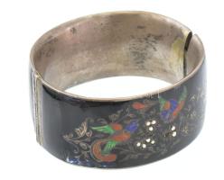 Ezüst (Ag) karkötő, rekeszzománc és befoglalt gyöngy díszítéssel, jelzéssel, bruttó: 62 g