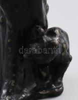 Fatörzsön játszó medvebocsok. Antik öntött vas váza medve figurális díszítéssel, királykék színű üve...