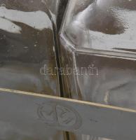 Antik asztali italkínáló szett. 2 darab fémkupakos parafadugóval lezárt üveg, kulccsal zárható szere...