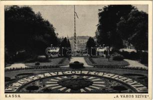 1942 Kassa, Kosice; A Város Szíve virágágyás és az országzászló. Tobák Ferenc fényképész felvétele / flowerbed and Hungarian flag