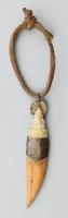 Amulett. Közép-ázsiai "tigrisfog" amulett csont faragvánnyal és fém szerelékkel, jó állapotban, h: 8,5 cm