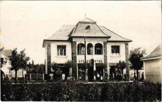 Balatonalmádi, Wollner Lipót gyógyszertára, Henn üzlete. Vitéz Mészáros fényképész, photo