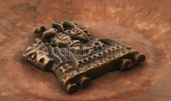 Lovag, iparművész fém tál, jelzés nélkül, kopásnyomokkal, d: 15 cm