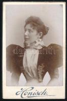 1895 Hölgyportré, keményhátú fotó Honisch L. István aradi műterméből, 6,5×4 cm