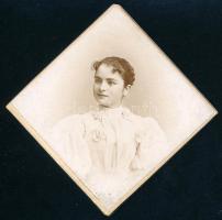 cca 1895 Női portré, keményhátú fotó Krauss és Klapok temesvári műterméből, 6,5×6,5 cm