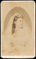 cca 1875 Menyasszony portréja, keményhátú fotó Auerbach Miksa aradi műterméből, 10,5×6,5 cm