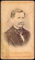 cca 1870 Férfiportré, keményhátú fotó Kossyna Rudolf lugosi műterméből, 10,5×6,5 cm