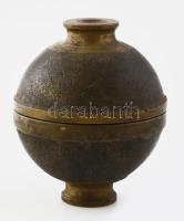 Antik töltényhüvelyből készített bonbonier, bronz, jelzés nélkül, d: 8 cm, m: 10 cm