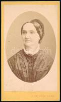 cca 1880 Női portré, keményhátú fotó Hess Fridolin temesvári műterméből, 10,5×6,5 cm