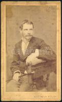cca 1880 Férfiportré, keményhátú fotó Rottmann Fülöp aradi műterméből, foltos, 10,5×6,5 cm