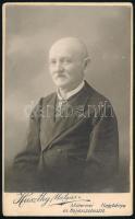 cca 1910 Férfiportré, keményhátú fotó Huszthy Mátyás (Hajdúszoboszló / Nagybánya) műterméből, hátold...