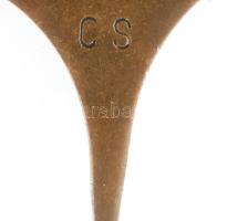 Csiky Tibor (1932-1989): Kereszt függő. 1970 körül, bronz, jelzéssel, 10x6 cm