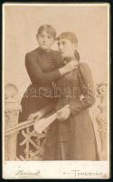 cca 1890 Barátnők, keményhátú fotó Beránek temesvári műterméből, 10,5×6,5 cm