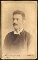 1899 Férfiportré, keményhátú fotó Lojanek János nagyváradi műterméből, ajándékozási sorokkal, 10,5×6...