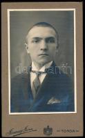 cca 1918 Férfiportré, keményhátú fotó Jánossy János tordai műterméből, fotótartó tasakkal, 10,5×6,5 ...