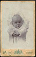 cca 1905 Babaportré, keményhátú fotó a Dunky fivérek (Kolozsvár / Miskolc) műterméből, 10,5×6,5 cm