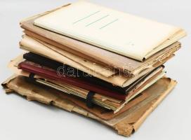 cca 1930-1960 Bálint Lajos, született Bleier Lajos (1886-1974) műkritikus, dramaturg, író, műfordító, publicista; kézirat hagyatéka. saját művek, kéziratok, közreműködőként jegyzett darabok, vonatkozó újságcikkek, stb Összesen arasznyi érdekes dokumentum