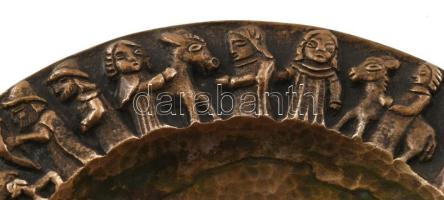 Tevan Margit (1901-1978): Dísztál. Peremén figurális ábrázolással, jelzés nélkül, d: 14,5 cm