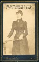 1890 Ruzicska Béláné Utasy Lenke (1860-1944), keményhátú fotó Alscher Mária dettai műterméből, 10,5×...