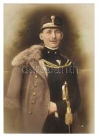 cca 1920 Katonatiszt bélelt mentében, kitüntetéssel, szablyával, kardbojttal. szenezett fotó 17x24 cm
