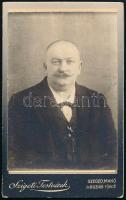cca 1915 Férfiportré, keményhátú fotó a Szigeti testvérek (Szeged, Makó, Buziás) műterméből, 10,5×6,...