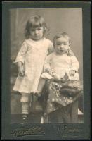 1912 Testvérek, keményhátú fotó Kováts Elek nagybányai műterméből, 10,5×6,5 cm