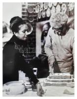 Szász Endre (1926-2003) festőművész tortaszeletelés közben. 12x9 cm