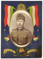 cca 1940 Mindent a hazáért katona fotó színes címeres karton keretben 13x18 cm (sarkán sérülés)