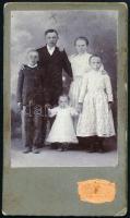 1912 Családi portré, keményhátú fotó Prekup Péter újaradi műterméből, 12×7 cm