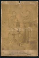 cca 1870 Férfiak műteremben, keményhátú fotó Drescher Lajos aradi műterméből, sérülésekkel, 16×11 cm