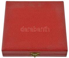 1980. "Pedagógusok Szakszervezete Központi Elnöksége - Érdemes munkájáért" öntött bronz em...